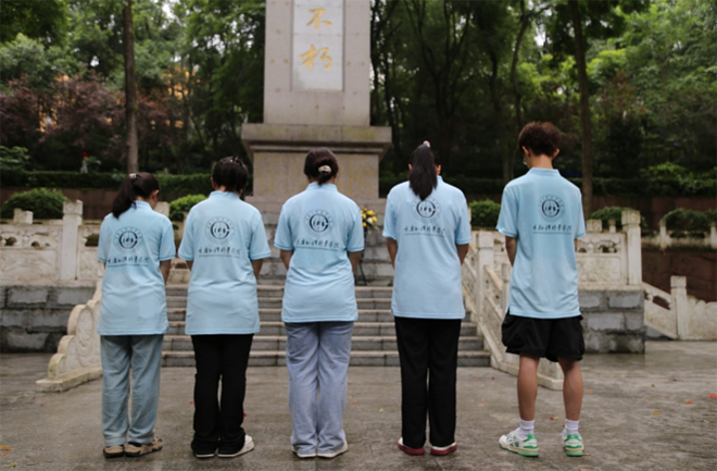 不忘来路怀先烈，心系未来育英苗