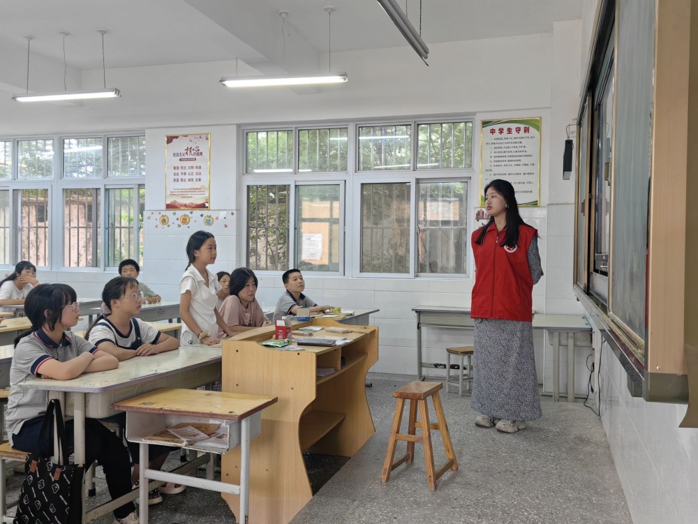 铸牢中华民族团结共同体意识，拥抱祖国壮阔河山